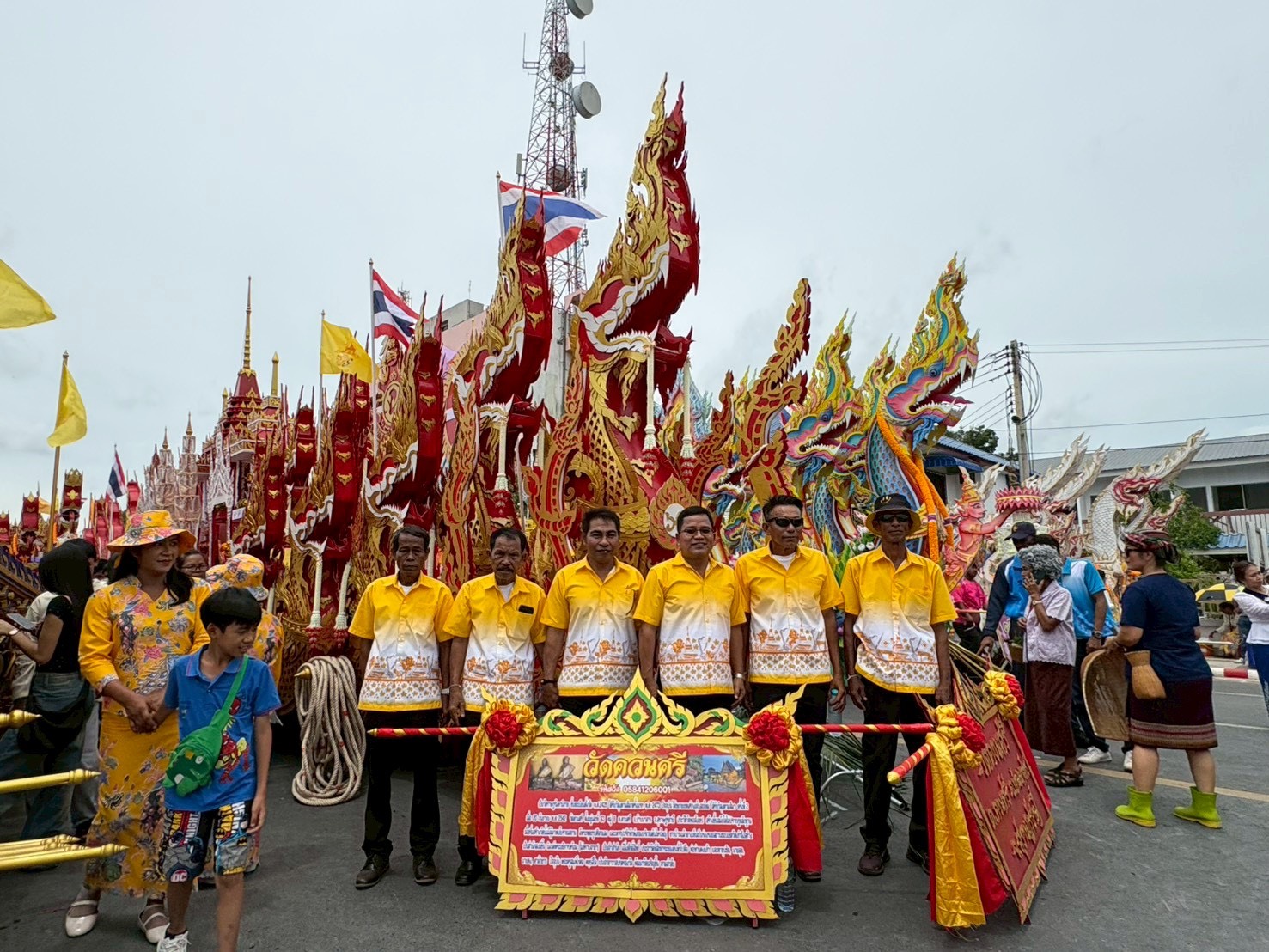 วันที่ 8 ตุลาคม 2568 ดร.เสกสรร ริยาพันธ์ นายกเทศมนตรีตำบลควนศรี พร้อมคณะผู้บริหารเทศบาล สมาชิกสภาเทศบาล และพนักงานเทศบาล ร่วมขบวนเรือพนมพระทางปกประเภทสวยงาม ขนาดใหญ่ (วัดควนศรี) งานประเพณีชักพระ ทอดผ้าป่าและแข่งเรือยาว ประจำปี พ.ศ.2568