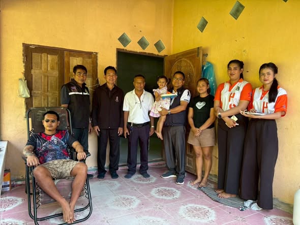 ดร.เสกสรร ริยาพันธ์ นายกเทศมนตรีตําบลควนศรี นายสมภพ สุขเตี้ยม ที่ปรึกษานายกเทศมนตรี นายไวพจน์ เพ็ชรศรี หัวหน้าสำนักปลัด และนายอภินันท์ นามนวล นักพัฒนาชุมชนชำนาญการ ลงพื้นที่หมู่ที่ 5 บ้านมอเก็ต ช่วยเหลือผู้ยากไร้ ผู้พิการ สำรวจความต้องการในการดำเนินชีวิตประจำวัน รายนายธเนศ นิลประดิษฐ์