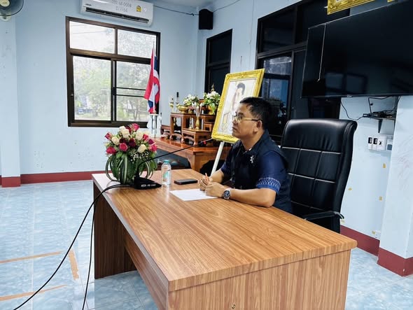 ดร.เสกสรร ริยาพันธ์ นายกเทศมนตรีตำบลควนศรี นายสมภพ สุขเตี้ยม ที่ปรึกษานายกฯ นางสาวหทัยทัต มีนา  ปลัดเทศบาล นายไวพจน์ เพ็ชรศรี หัวหน้าสำนักปลัด และนายอภินันท์  นามนวล นักพัฒนาการชุมชนชำนาญการ ร่วมประชุมคณะกรรมการชมรมผู้สูงอายุ เทศบาลตำบลควนศรี เพื่อขับเคลื่อนการบริหารนโยบายชมรมผู้สูงอายุเทศบาลตำบลควนศรี และนัดประชุมสามัญ ประจำปี พ.ศ.2568
#เทศบาลตำบลควนศรี_นายกเทศมนตรีตำบลบลควนศรี
#งานพัฒนาชุมชน
#งานประชาสัมพันธ์
