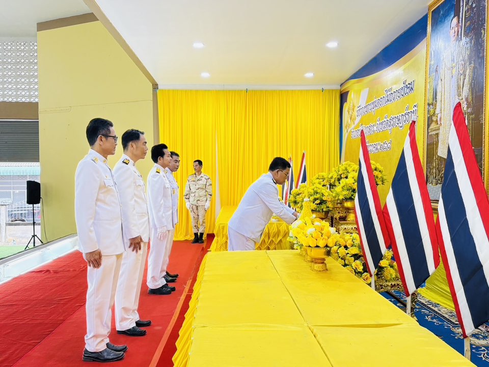 วันศุกร์ที่ 5 ธันวาคม 2568 ดร.เสกสรร ริยาพันธ์ นายกเทศมนตรีตำบลควนศรี นายธีระพงษ์ จันทบูรณ์ รองนายกเทศมนตรีฯ นายสมภพ สุขเตี้ย ที่ปรึกษานายกฯ และนายไวพจน์ เพ็ชรศรี หัวหน้าสำนักปลัดเทศบาล ร่วมกิจกรรม เนื่องในวันคล้ายวันพระบรมราชสมภพพระบาทสมเด็จพระบรมชนกาธิเบศรมหาภูมิพลอดุลยเดชมหาราช บรมนาถบพิตร วันชาติ และวันพ่อแห่งชาติ 5 ธันวาคม 2568 เพื่อเป็นการถวายความจงรักภักดีและสำนึกในพระมหากรุณาธิคุณ ณ ศาลาประชาคมอำเภอบ้านนาสาร

เวลา 07.00 น. พิธีเจริญพระพุทธมนต์และทำบุญตักบาตรถวายพระราชกุศล

เวลา 09.00 น. พิธีวางพุ่มดอกไม้ถวายบังคมเบื้องหน้าพระบรมฉายาลักษณ์พระบาทสมเด็จพระบรมชนกาธิเบศรมหาภูมิพลอดุลยเดชมหาราช บรมนาถบพิตร

โดยมีนายอุทัย เทือกสุบรรณ นายอำเภอบ้านนาสาร เป็นประธานการจัดกิจกรรม