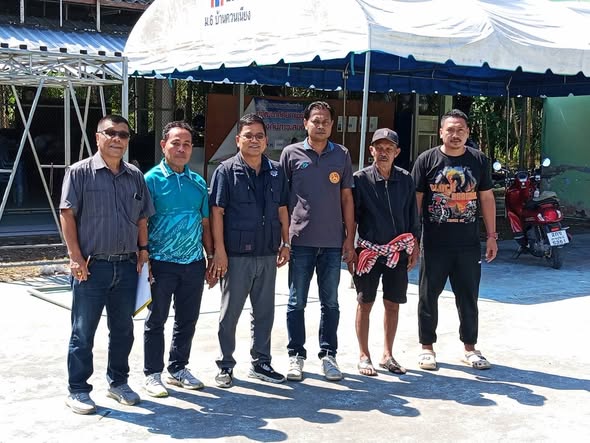 ดร.เสกสรร ริยาพันธ์ นายกเทศมนตรีตำบลควนศรี พร้อมด้วยสท.สหัส เกลี้ยงกลม สท.สามารถ พัฒน์ชู สท.ภิรมย์ รอดศรีนาค เจ้าหน้าที่กองช่าง และผู้ใหญ่สิทธิพร เพชระ สำรวจพื้นที่บริเวณลานคอนกรีตข้างศาลาที่ประชุมฯ เตรียมเข้าแผนก่อสร้างโดมคลุมลานคอนกรีต เพื่อเป็นอาคารอเนกประสงค์ของหมู่บ้านเพื่อให้ประชาชนได้ใช้ประโยชน์ต่อไป