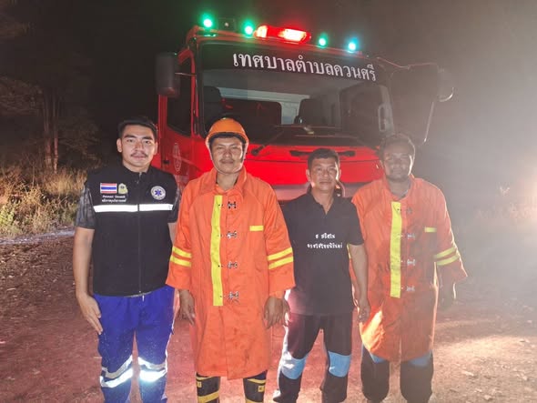 ดร.เสกสรร ริยาพันธ์ นายกเทศมนตรีตำบลควนศรี พร้อมด้วย นายธีระพงษ์ จันทบูรณ์ รองนายกเทศมนตรีฯ นายสมภพ สุขเตี้ยม เลขานายกฯ เจ้าหน้าที่งานป้องกันและบรรเทาสาธารณภัยเทศบาลตำบลควนศรี ร่วมกับเจ้าหน้าที่งานป้องกันและบรรเทาสาธารณภัยเทศบาลตำบลคลองปราบ ผู้นำท้องที่ และชาวบ้าน หมู่ที่ 1 บ้านควนมหาชัย ร่วมกันระงับเหตุเพลิงไหม้สวน