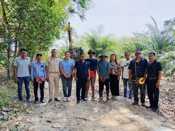 ดร.เสกสรร ริยาพันธ์ นายกเทศมนตรีตำบลควนศรี นายสมภพ  สุขเตี้ยม เลขานายกฯ สท.สามารถ พัฒน์ชู สท.สุนันท์ หลิวคง พร้อมด้วยเจ้าหน้าที่กองช่าง ลงพื้นที่ดำเนินการทำถนนคอนกรีต  ซอยตาเรือง หมู่ที่ 8 บ้านควนวัด
