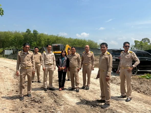ดร.เสกสรร ริยาพันธ์ นายกเทศมนตรีตำบลควนศรี พร้อมด้วยคณะผู้บริหาร และสมาชิกสภาฯ เข้าตรวจพื้นที่กำลังก่อสร้างถนนคอนกรีต ซอยตาเรือง หมู่ที่ 8 บ้านควนวัด