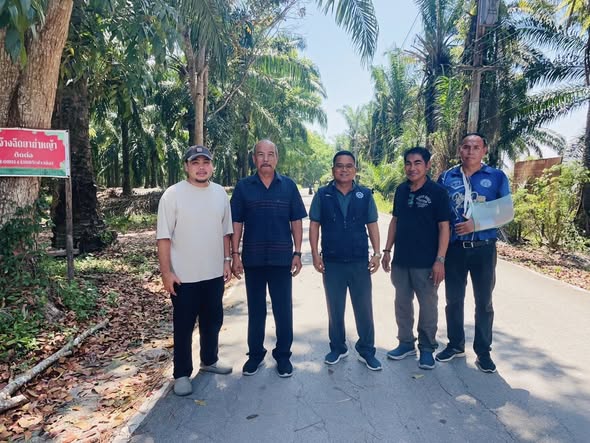 ดร.เสกสรร ริยาพันธ์ นายกเทศมนตรีตำบลควนศรี นายสมภพ  สุขเตี้ยม เลขานายกฯ นายสุชา ซัง ที่ปรึกษานายกฯ และเจ้าหน้าที่กองช่าง เข้าตรวจพื้นที่ก่อนดำเนินการก่อสร้างถนนลาดยาง หมู่ที่ 5 บ้านมอเก็ต