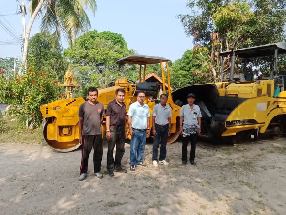 ดร.เสกสรร ริยาพันธ์ นายกเทศมนตรีตำบลควนศรี นายสมภพ  สุขเตี้ยม เลขานายกฯ สท.สามารถ พัฒน์ชู สท.ภิรมย์ รอดศรีนาค และเจ้าหน้าที่ของช่าง ตรวจพื้นที่กำลังก่อสร้างถนนลาดยาง หมู่ที่ 5 บ้านมอเก็ต และถนนคอนกรีต หมู่ที่ 8 บ้านควนวัด