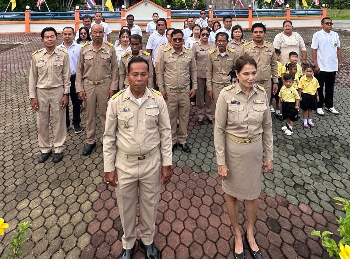 🇹🇭 เทศบาลตำบลควนศรี จัดกิจกรรมเนื่องในวันพระราชทานธงชาติไทย 28 กันยายน (Thai National Flag Day) 
📌 นำโดย ดร.เสกสรร ริยาพันธ์ นายกเทศมนตรีตำบลควนศรี พร้อมด้วยคณะผู้บริหาร สมาชิกสภา หัวหน้าส่วนราชการ ข้าราชการ และพนักงานเทศบาลตำบลควนศรี ร่วมกิจกรรมเคารพธงชาติ และร้องเพลงชาติไทย วันที่ 28 กันยายน 2569 ณ บริเวณหน้าเสาธง สำนักงานเทศบาลตำบลควนศรี